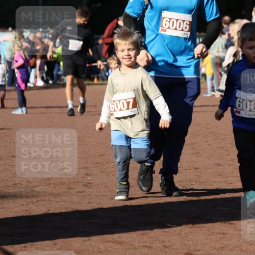 27.09.2026 - 35. Volkslauf durch das schöne Alstertal Strokosch-Dieckow http://msf.ph/oto/10587457 27.09.2026 10:43:37 Ziel 6006, 6007, 6062 meine-sportfotos.de