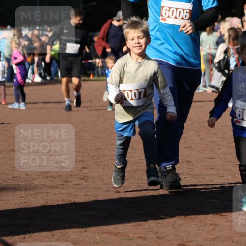 27.09.2026 - 35. Volkslauf durch das schöne Alstertal Strokosch-Dieckow http://msf.ph/oto/10587459 27.09.2026 10:43:37 Ziel 6006, 007, 6062 meine-sportfotos.de