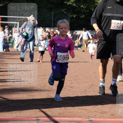 27.09.2026 - 35. Volkslauf durch das schöne Alstertal Strokosch-Dieckow http://msf.ph/oto/10587469 27.09.2026 10:43:46 Ziel 1604, 6032, 6040, 6041 meine-sportfotos.de