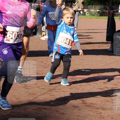 27.09.2026 - 35. Volkslauf durch das schöne Alstertal Strokosch-Dieckow http://msf.ph/oto/10587471 27.09.2026 10:43:48 Ziel 6032, 602, 6041 meine-sportfotos.de