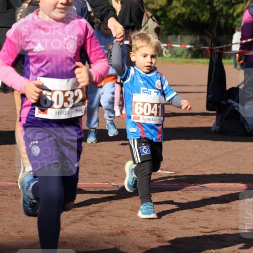 27.09.2026 - 35. Volkslauf durch das schöne Alstertal Strokosch-Dieckow http://msf.ph/oto/10587474 27.09.2026 10:43:48 Ziel 6032, 6041 meine-sportfotos.de