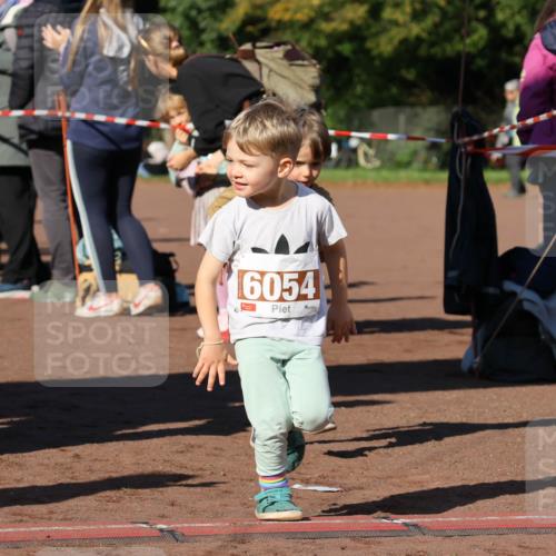 27.09.2026 - 35. Volkslauf durch das schöne Alstertal Strokosch-Dieckow http://msf.ph/oto/10587490 27.09.2026 10:44:10 Ziel 6049, 6054 meine-sportfotos.de
