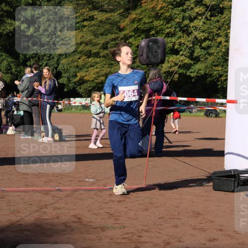 27.09.2026 - 35. Volkslauf durch das schöne Alstertal Strokosch-Dieckow http://msf.ph/oto/10587498 27.09.2026 10:44:24 Ziel 064, 5064 meine-sportfotos.de