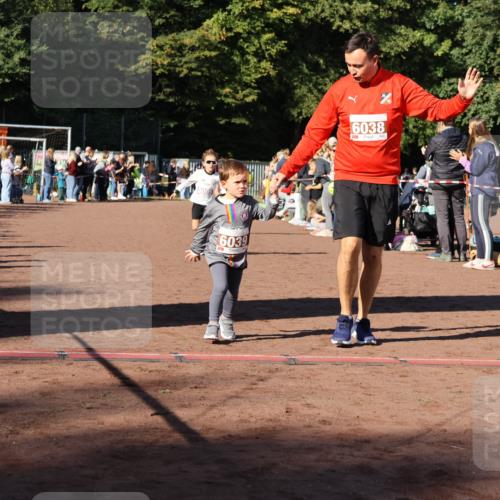 27.09.2026 - 35. Volkslauf durch das schöne Alstertal Strokosch-Dieckow http://msf.ph/oto/10587508 27.09.2026 10:44:32 Ziel 6039, 6038, 5003, 5005, 5032 meine-sportfotos.de