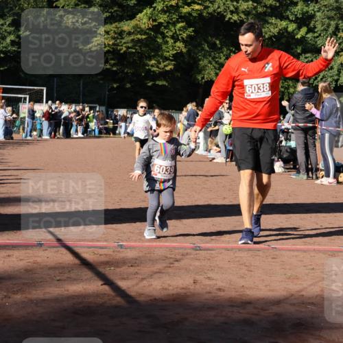 27.09.2026 - 35. Volkslauf durch das schöne Alstertal Strokosch-Dieckow http://msf.ph/oto/10587511 27.09.2026 10:44:33 Ziel 6039, 6038, 5003, 5005, 5032 meine-sportfotos.de