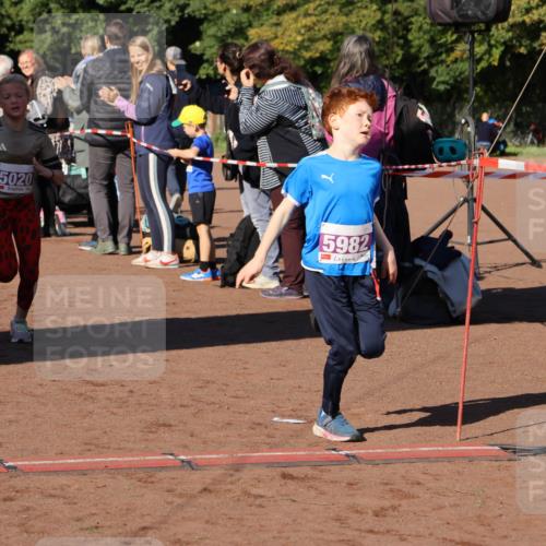 27.09.2026 - 35. Volkslauf durch das schöne Alstertal Strokosch-Dieckow http://msf.ph/oto/10587542 27.09.2026 10:44:49 Ziel 5020, 5982, 5020, 5047, 5982 meine-sportfotos.de