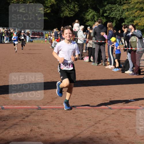 27.09.2026 - 35. Volkslauf durch das schöne Alstertal Strokosch-Dieckow http://msf.ph/oto/10587551 27.09.2026 10:44:57 Ziel 5047, 5046, 5047, 5970 meine-sportfotos.de