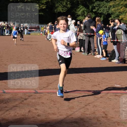 27.09.2026 - 35. Volkslauf durch das schöne Alstertal Strokosch-Dieckow http://msf.ph/oto/10587553 27.09.2026 10:44:57 Ziel 5047, 5046, 5047, 5970 meine-sportfotos.de
