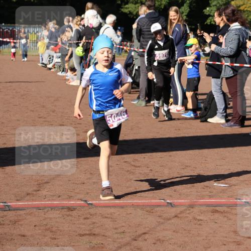 27.09.2026 - 35. Volkslauf durch das schöne Alstertal Strokosch-Dieckow http://msf.ph/oto/10587557 27.09.2026 10:45:04 Ziel 5046, 5979, 5006, 5046, 5970 meine-sportfotos.de