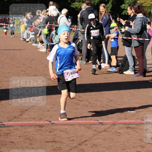 27.09.2026 - 35. Volkslauf durch das schöne Alstertal Strokosch-Dieckow http://msf.ph/oto/10587558 27.09.2026 10:45:04 Ziel 5046, 5970, 5006, 5046, 5970 meine-sportfotos.de
