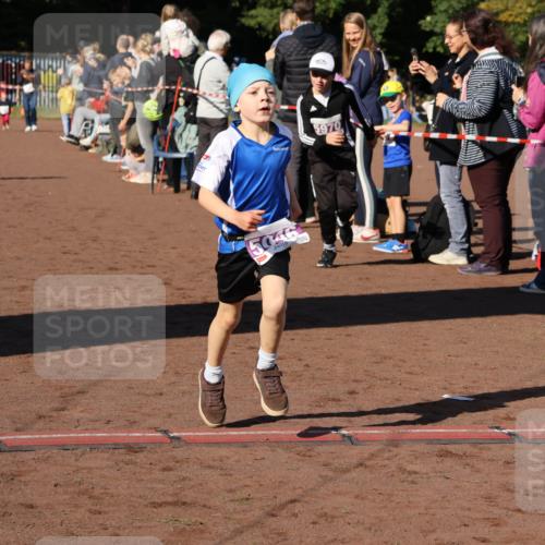 27.09.2026 - 35. Volkslauf durch das schöne Alstertal Strokosch-Dieckow http://msf.ph/oto/10587560 27.09.2026 10:45:04 Ziel 5046, 60, 5970, 5006, 5046, 5970 meine-sportfotos.de