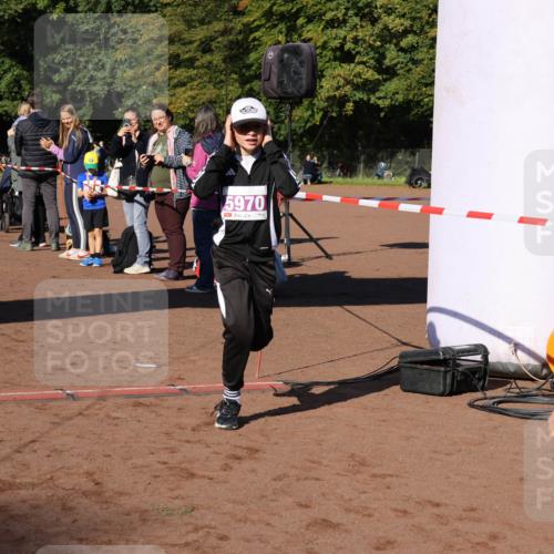27.09.2026 - 35. Volkslauf durch das schöne Alstertal Strokosch-Dieckow http://msf.ph/oto/10587568 27.09.2026 10:45:07 Ziel 5970, 5006, 5046, 5970 meine-sportfotos.de