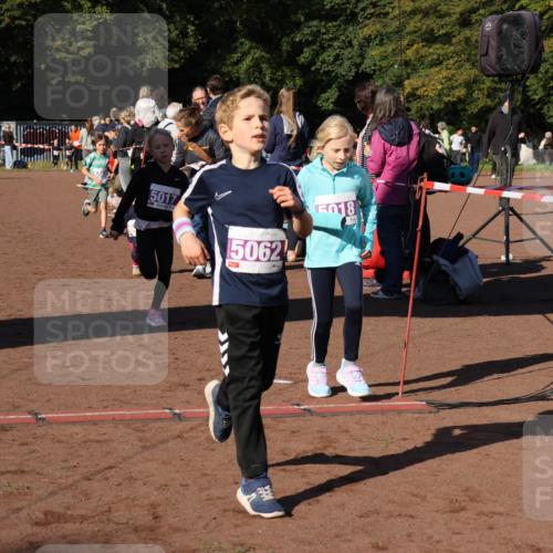 27.09.2026 - 35. Volkslauf durch das schöne Alstertal Strokosch-Dieckow http://msf.ph/oto/10587586 27.09.2026 10:45:29 Ziel 5017, 5062, 018, 5017, 5018, 5060, 5062 meine-sportfotos.de