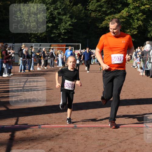 27.09.2026 - 35. Volkslauf durch das schöne Alstertal Strokosch-Dieckow http://msf.ph/oto/10587608 27.09.2026 10:45:47 Ziel 5069, 5070, 5974, 5031, 5069, 5070, 5974 meine-sportfotos.de