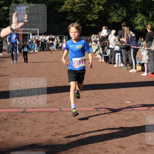 27.09.2026 - 35. Volkslauf durch das schöne Alstertal Strokosch-Dieckow http://msf.ph/oto/10587622 27.09.2026 10:45:54 Ziel 5031, 5031, 5068, 5075 meine-sportfotos.de