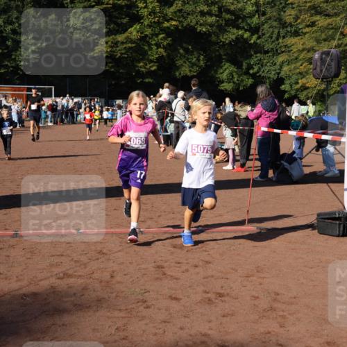 27.09.2026 - 35. Volkslauf durch das schöne Alstertal Strokosch-Dieckow http://msf.ph/oto/10587626 27.09.2026 10:46:01 Ziel 068, 5075, 5022, 5038, 5068, 5075, 5980 meine-sportfotos.de