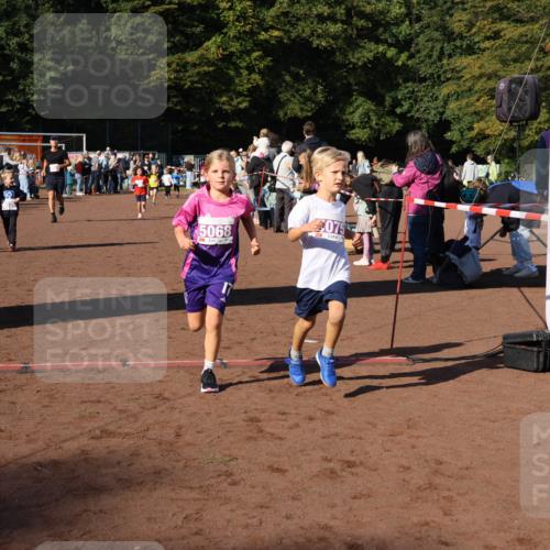 27.09.2026 - 35. Volkslauf durch das schöne Alstertal Strokosch-Dieckow http://msf.ph/oto/10587627 27.09.2026 10:46:01 Ziel 5068, 075, 5022, 5038, 5068, 5075, 5980 meine-sportfotos.de