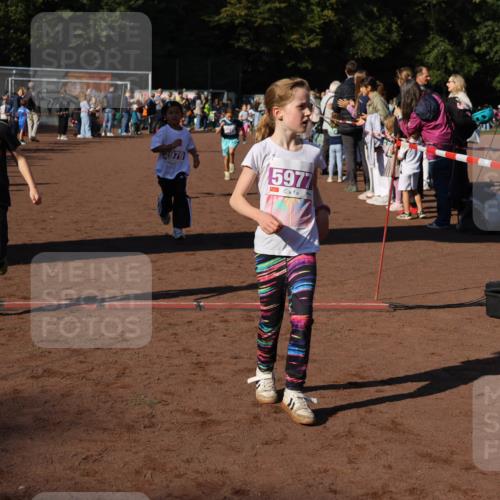 27.09.2026 - 35. Volkslauf durch das schöne Alstertal Strokosch-Dieckow http://msf.ph/oto/10587665 27.09.2026 10:46:29 Ziel 5984, 5979, 5977, 5004, 5009, 5040, 5073, 5976, 5977, 5979, 5984 meine-sportfotos.de