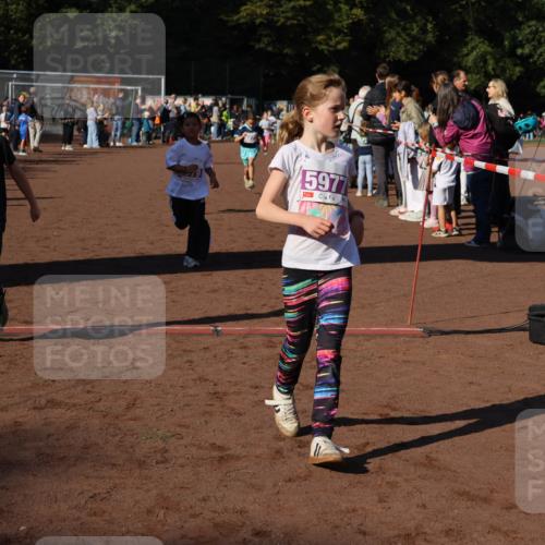 27.09.2026 - 35. Volkslauf durch das schöne Alstertal Strokosch-Dieckow http://msf.ph/oto/10587666 27.09.2026 10:46:29 Ziel 5977, 5984, 5004, 5009, 5040, 5073, 5976, 5977, 5979, 5984 meine-sportfotos.de