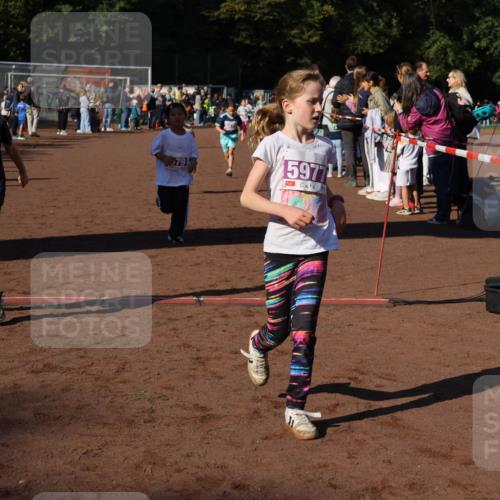 27.09.2026 - 35. Volkslauf durch das schöne Alstertal Strokosch-Dieckow http://msf.ph/oto/10587667 27.09.2026 10:46:29 Ziel 5984, 79, 597711, 5004, 5009, 5040, 5073, 5976, 5977, 5979, 5984 meine-sportfotos.de