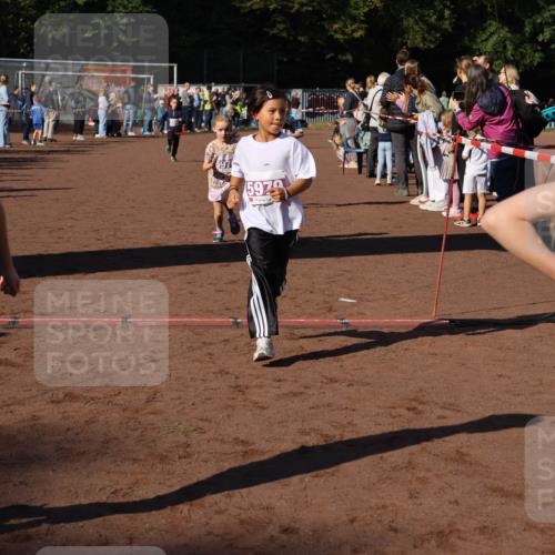 27.09.2026 - 35. Volkslauf durch das schöne Alstertal Strokosch-Dieckow http://msf.ph/oto/10587673 27.09.2026 10:46:31 Ziel 5984, 5979, 597, 5040, 5073, 5976, 5977, 5979, 5984 meine-sportfotos.de