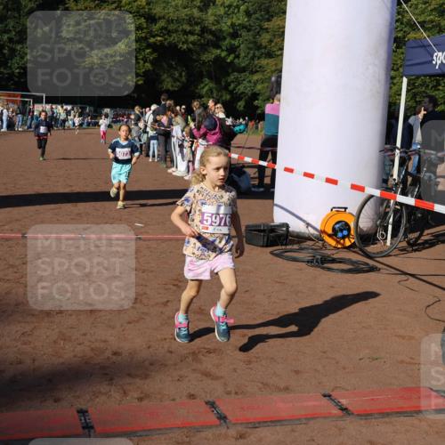 27.09.2026 - 35. Volkslauf durch das schöne Alstertal Strokosch-Dieckow http://msf.ph/oto/10587675 27.09.2026 10:46:33 Ziel 5073, 5976, 5040, 5073, 5976, 5979 meine-sportfotos.de