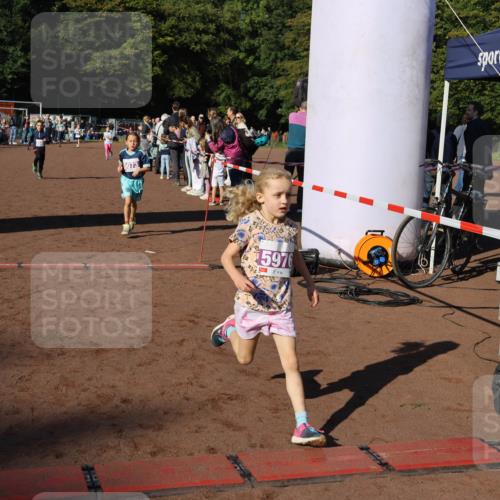 27.09.2026 - 35. Volkslauf durch das schöne Alstertal Strokosch-Dieckow http://msf.ph/oto/10587677 27.09.2026 10:46:33 Ziel 5073, 5976, 5040, 5073, 5976, 5979 meine-sportfotos.de