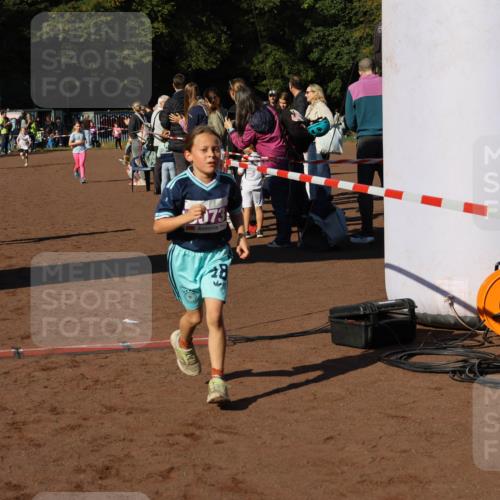 27.09.2026 - 35. Volkslauf durch das schöne Alstertal Strokosch-Dieckow http://msf.ph/oto/10587678 27.09.2026 10:46:35 Ziel 5040, 73, 5007, 5037, 5040, 5073, 5976 meine-sportfotos.de