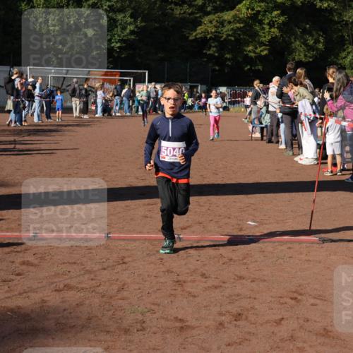 27.09.2026 - 35. Volkslauf durch das schöne Alstertal Strokosch-Dieckow http://msf.ph/oto/10587684 27.09.2026 10:46:37 Ziel 5040, 5007, 5037, 5040, 5073 meine-sportfotos.de