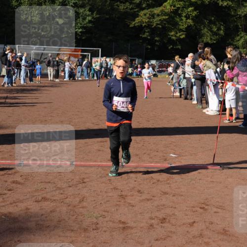 27.09.2026 - 35. Volkslauf durch das schöne Alstertal Strokosch-Dieckow http://msf.ph/oto/10587685 27.09.2026 10:46:37 Ziel 5040, 5007, 5037, 5040, 5073 meine-sportfotos.de
