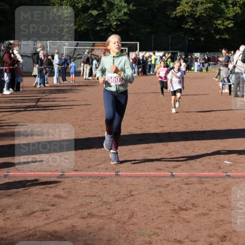27.09.2026 - 35. Volkslauf durch das schöne Alstertal Strokosch-Dieckow http://msf.ph/oto/10587694 27.09.2026 10:46:44 Ziel 5007, 5037, 5042, 5044, 5061 meine-sportfotos.de