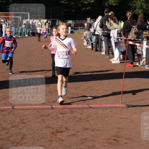 27.09.2026 - 35. Volkslauf durch das schöne Alstertal Strokosch-Dieckow http://msf.ph/oto/10587701 27.09.2026 10:46:48 Ziel 5044, 5061, 5042, 5044, 5052, 5061 meine-sportfotos.de