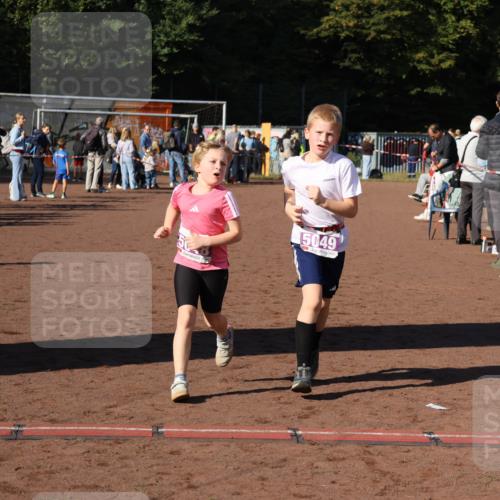 27.09.2026 - 35. Volkslauf durch das schöne Alstertal Strokosch-Dieckow http://msf.ph/oto/10587745 27.09.2026 10:47:20 Ziel 5049, 5048, 5049, 5053 meine-sportfotos.de