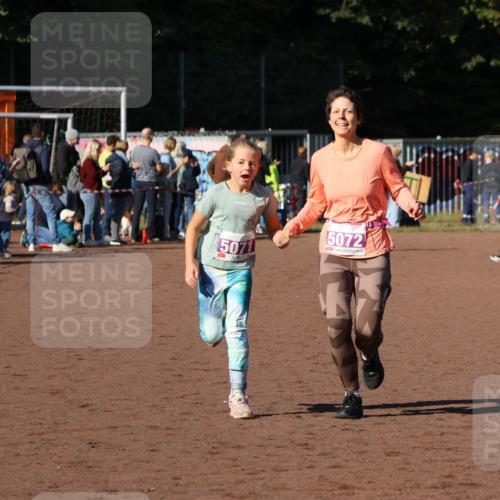 27.09.2026 - 35. Volkslauf durch das schöne Alstertal Strokosch-Dieckow http://msf.ph/oto/10587753 27.09.2026 10:47:50 Ziel 5071, 5072, 5071, 5072 meine-sportfotos.de