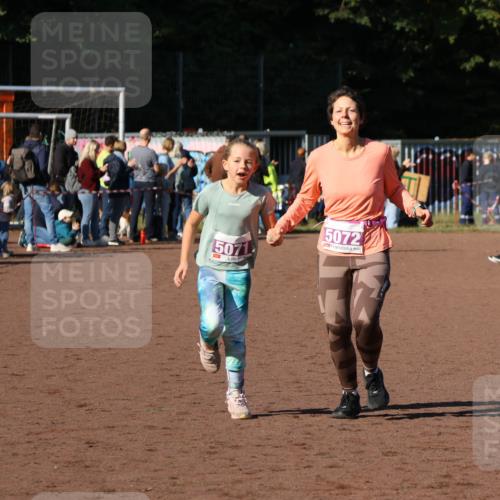 27.09.2026 - 35. Volkslauf durch das schöne Alstertal Strokosch-Dieckow http://msf.ph/oto/10587754 27.09.2026 10:47:50 Ziel 5071, 50720, 5071, 5072 meine-sportfotos.de