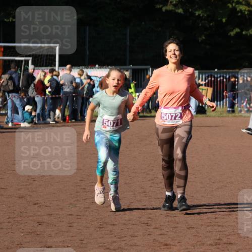27.09.2026 - 35. Volkslauf durch das schöne Alstertal Strokosch-Dieckow http://msf.ph/oto/10587755 27.09.2026 10:47:50 Ziel 5071, 5072, 5071, 5072 meine-sportfotos.de