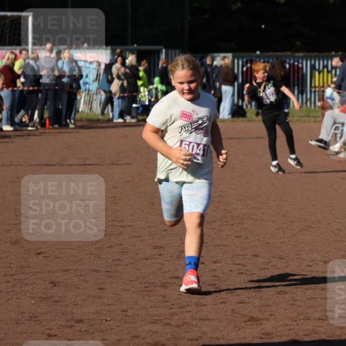 27.09.2026 - 35. Volkslauf durch das schöne Alstertal Strokosch-Dieckow http://msf.ph/oto/10587760 27.09.2026 10:47:59 Ziel 2, 3, 5041, 5041 meine-sportfotos.de