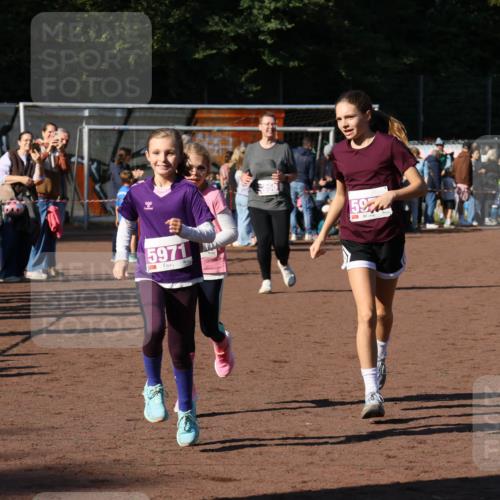 27.09.2026 - 35. Volkslauf durch das schöne Alstertal Strokosch-Dieckow http://msf.ph/oto/10587777 27.09.2026 10:48:27 Ziel 5971, 050, 59, 5050, 5971, 5972, 5973 meine-sportfotos.de
