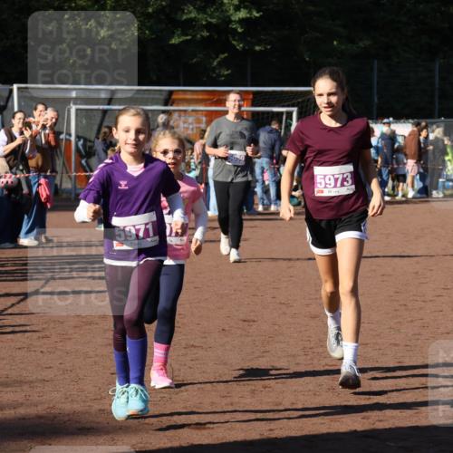 27.09.2026 - 35. Volkslauf durch das schöne Alstertal Strokosch-Dieckow http://msf.ph/oto/10587782 27.09.2026 10:48:27 Ziel 5971, 5973, 5050, 5971, 5972, 5973 meine-sportfotos.de