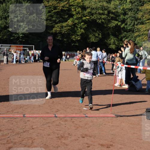 27.09.2026 - 35. Volkslauf durch das schöne Alstertal Strokosch-Dieckow http://msf.ph/oto/10587791 27.09.2026 10:48:42 Ziel 5025, 5024, 5025, 5983 meine-sportfotos.de