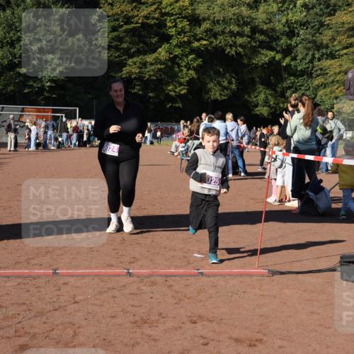 27.09.2026 - 35. Volkslauf durch das schöne Alstertal Strokosch-Dieckow http://msf.ph/oto/10587792 27.09.2026 10:48:42 Ziel 5024, 025, 5024, 5025, 5983 meine-sportfotos.de
