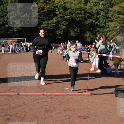 27.09.2026 - 35. Volkslauf durch das schöne Alstertal Strokosch-Dieckow http://msf.ph/oto/10587795 27.09.2026 10:48:43 Ziel 5023, 5024, 5025, 5983 meine-sportfotos.de
