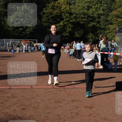 27.09.2026 - 35. Volkslauf durch das schöne Alstertal Strokosch-Dieckow http://msf.ph/oto/10587797 27.09.2026 10:48:43 Ziel 5024, 5024, 5025, 5983 meine-sportfotos.de