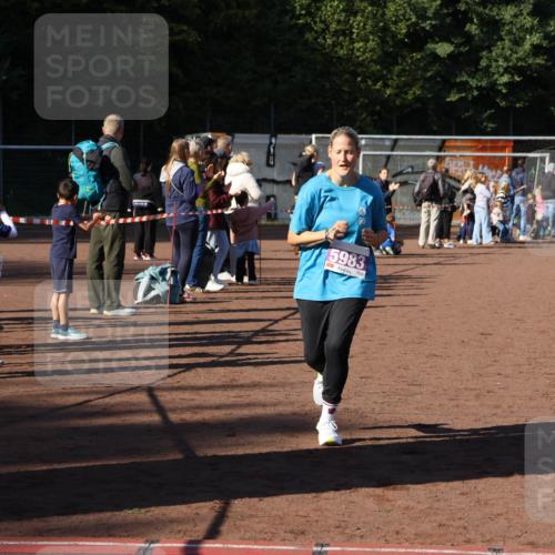 27.09.2026 - 35. Volkslauf durch das schöne Alstertal Strokosch-Dieckow http://msf.ph/oto/10587805 27.09.2026 10:48:50 Ziel 5983, 5056, 5983 meine-sportfotos.de