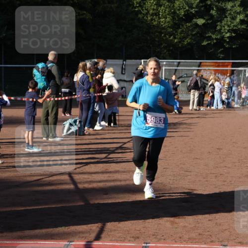 27.09.2026 - 35. Volkslauf durch das schöne Alstertal Strokosch-Dieckow http://msf.ph/oto/10587806 27.09.2026 10:48:50 Ziel 5983, 5056, 5983 meine-sportfotos.de