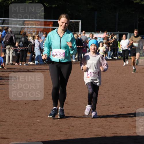 27.09.2026 - 35. Volkslauf durch das schöne Alstertal Strokosch-Dieckow http://msf.ph/oto/10587818 27.09.2026 10:49:11 Ziel 5065, 15066, 4077, 4077, 5065, 5066 meine-sportfotos.de