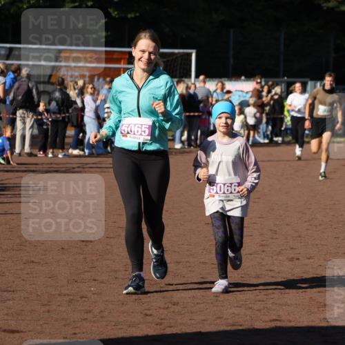 27.09.2026 - 35. Volkslauf durch das schöne Alstertal Strokosch-Dieckow http://msf.ph/oto/10587821 27.09.2026 10:49:11 Ziel 5065, 5066, 4077, 5065, 5066 meine-sportfotos.de
