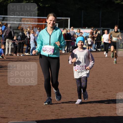 27.09.2026 - 35. Volkslauf durch das schöne Alstertal Strokosch-Dieckow http://msf.ph/oto/10587822 27.09.2026 10:49:11 Ziel 5065, 5066, 4077, 5065, 5066 meine-sportfotos.de