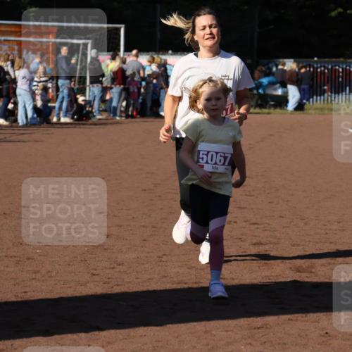 27.09.2026 - 35. Volkslauf durch das schöne Alstertal Strokosch-Dieckow http://msf.ph/oto/10587832 27.09.2026 10:49:22 Ziel 5067, 5057, 5067 meine-sportfotos.de