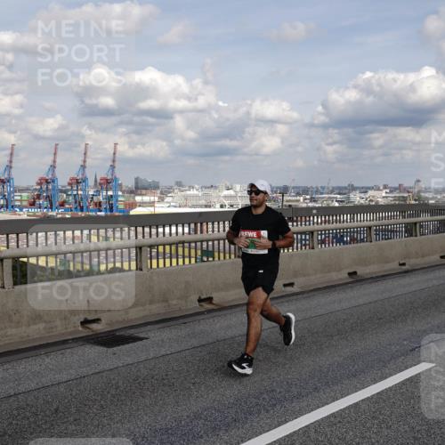 03.10.2026 - Köhlbrandbrückenlauf Michael Burmester http://msf.ph/oto/10810731 03.10.2026 15:22:14 Position 1  meine-sportfotos.de